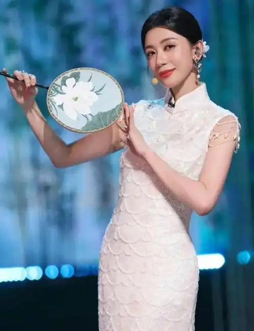 贾静雯旗袍低发髻太中式典雅范儿了一回眸梦回赵敏鲨疯了