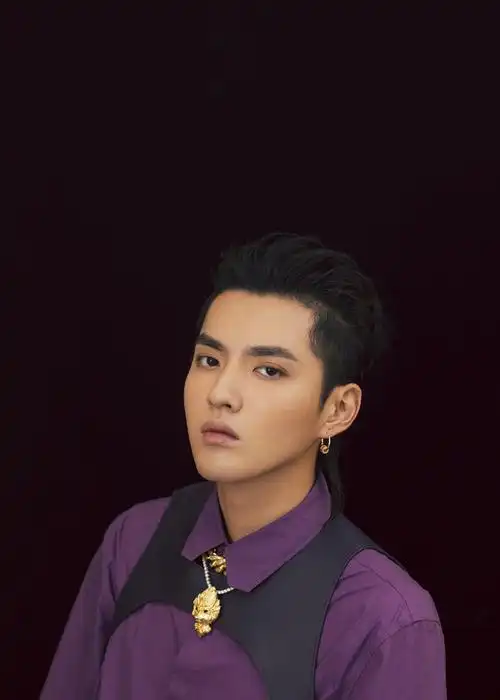 吴亦凡身着louis vuitton 2019春夏系列,亮相路易威登vvv上海 展览