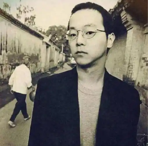 在摇滚界窦唯被称为小天才,年轻时意气风发,是当年的乐坛标杆.