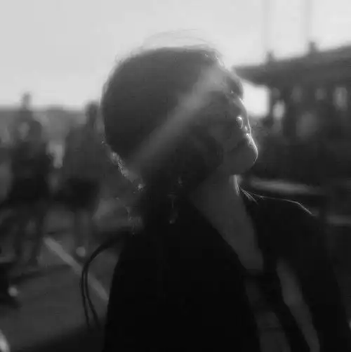 【微信头像】女半身黑白