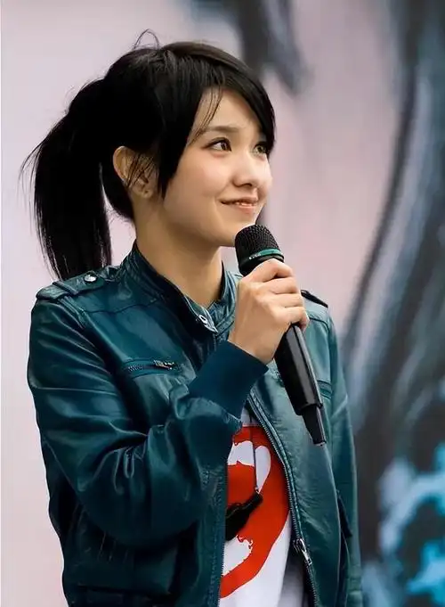 不过自从剪了短发之后,郭采洁的气质一下就变了,直接从甜妹变成御姐.