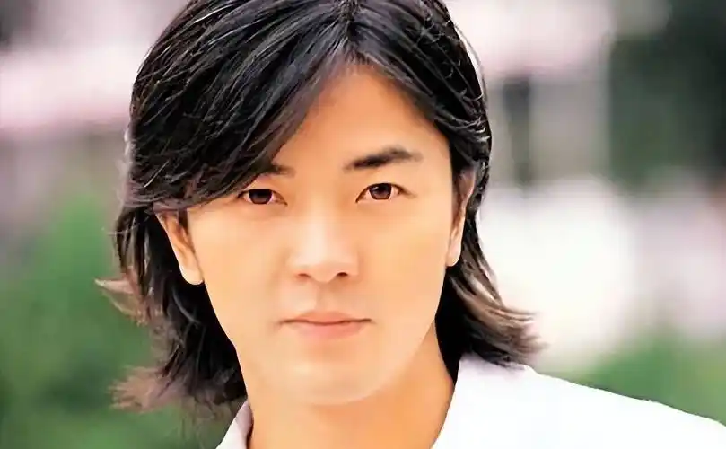 尽管郑伊健如今的知名度已经不能和年轻的时候相比,但他依旧对父母