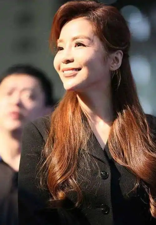 央视主持人朱迅,您最近身体状况如何?是否已放弃治疗?我们大家