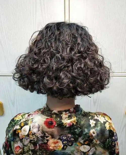 60岁头发少怎么烫发减龄又显发量多?试试棕色卷发,时髦又养眼_发型