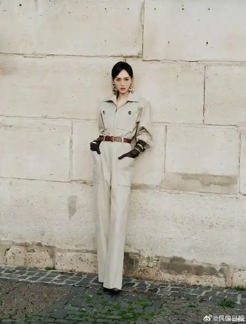唐嫣卡其色连体裤##唐嫣的耳饰好大