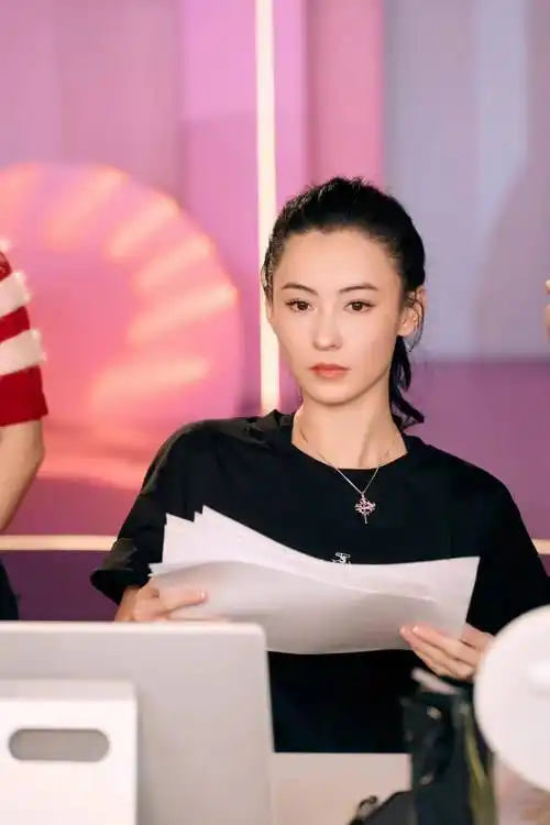 抱着次子肩膀撒娇,穿卫衣颜值美得好心动-第2张图片-绍兴汽车网