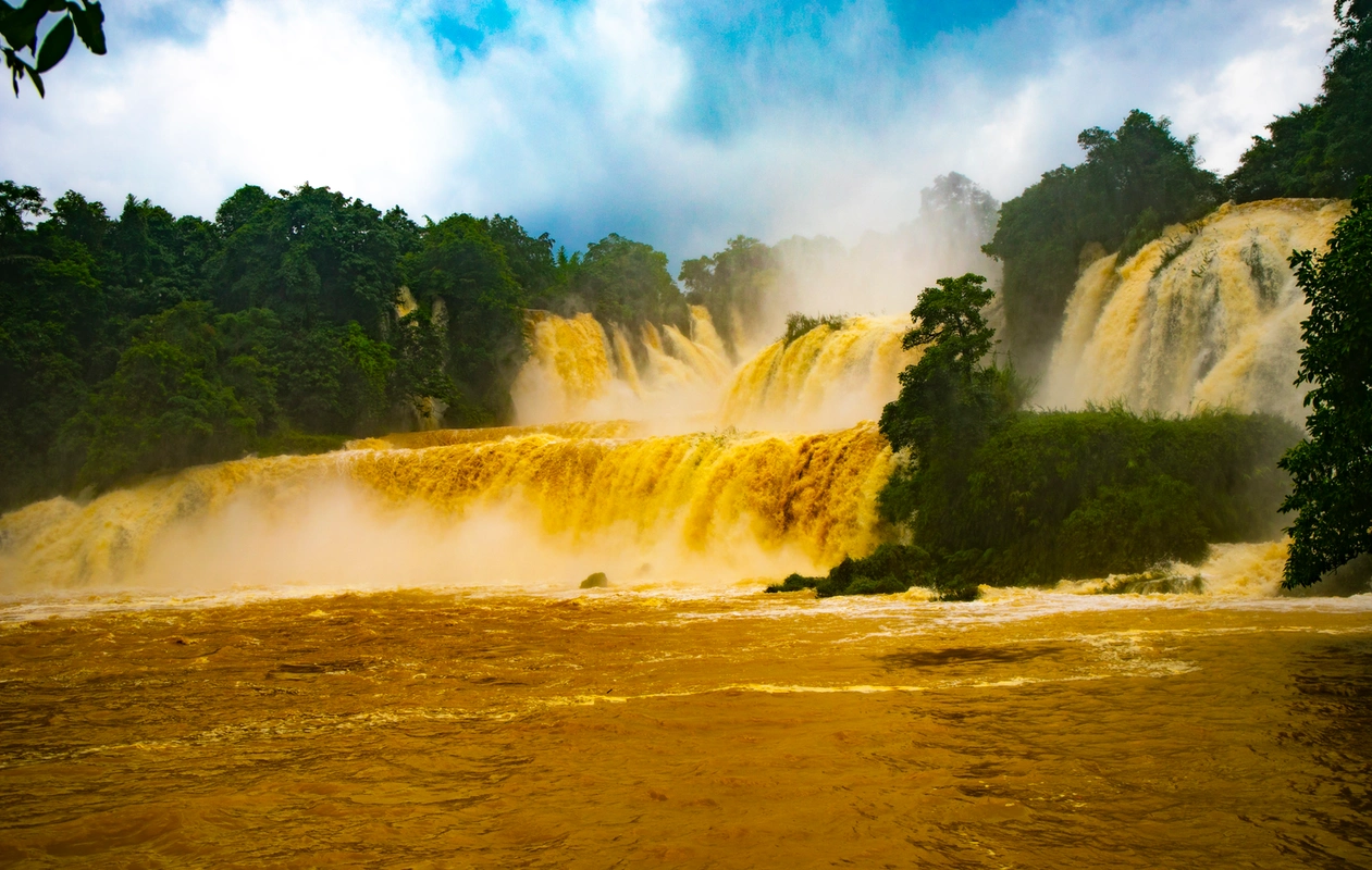 太壮观了!广西德天重现一年一度的「黄金瀑布」