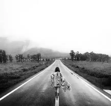 在喧闹的城市里,我们擦肩而过,我会停住脚步,凝视着那远去的背影,告诉