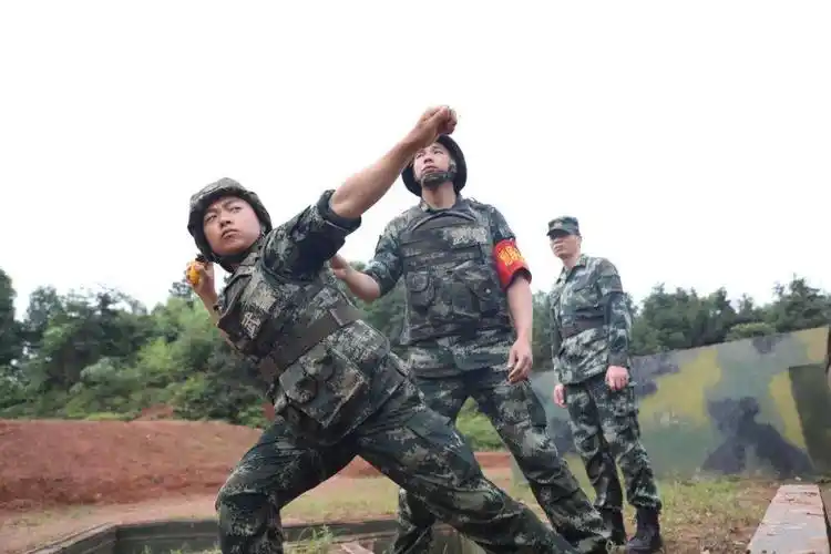 紧张刺激新兵实弹投掷来了