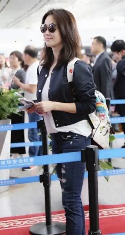 左小青活成70后的骄傲穿棒球服配牛仔裤青春活力似女大学生