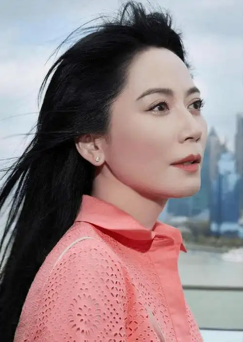 俞飞鸿50岁还这么美,身穿桃粉色连衣裙清新明媚,长发披肩好温柔_女生