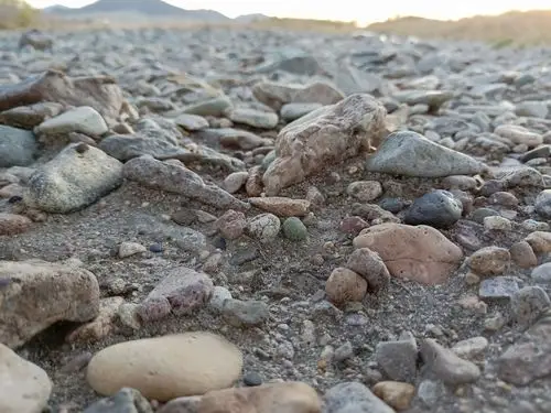 河边形状不一的石头是我们时候我最喜欢的玩具,颜色更是各式各样很是