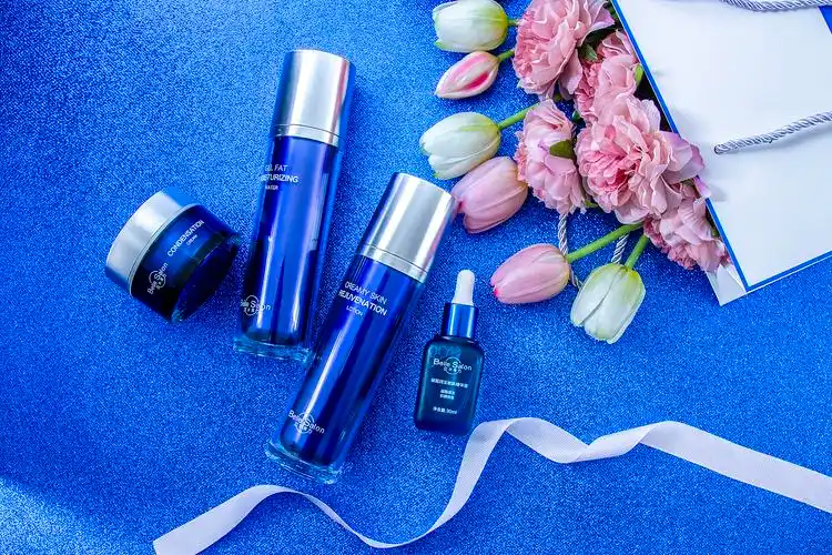 化妆品套盒创意简约摆拍