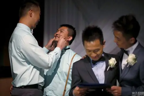 实拍七对中国同性恋情侣在美结婚 激动落泪(组图)