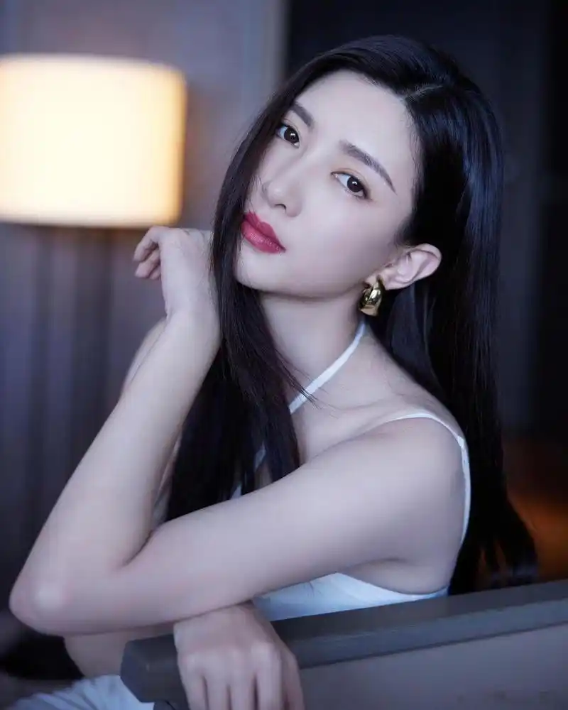 江疏影# 白色紧身吊带裙优雅浪漫,发丝飘逸动人心弦!