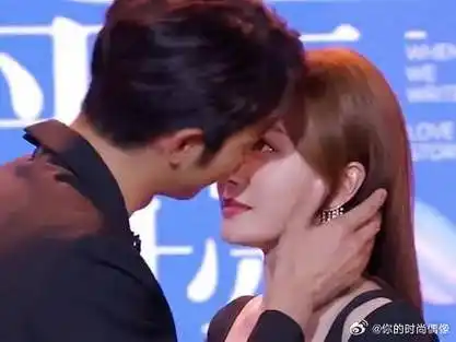 上演错位吻,其他旁边的明星们反应也太搞笑了#秦岚# #刘以豪#  上演