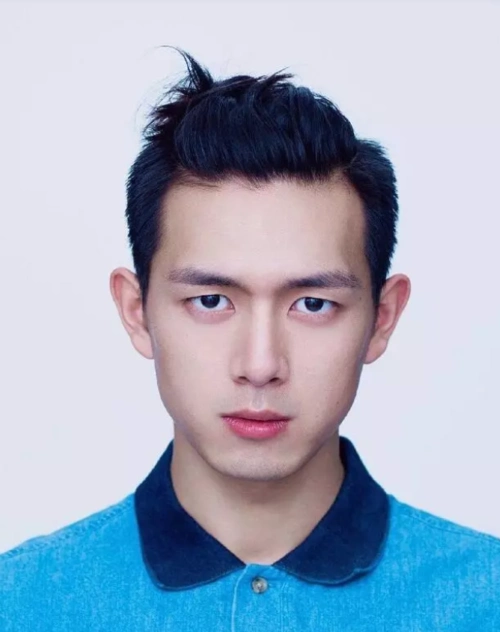 李现晒"大头照"自拍,当看到最后一张照片时,网友:羡慕了