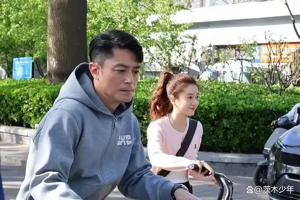 然而,在霍建华事业蒸蒸日上之际,他突然宣布了与林心如的婚讯.