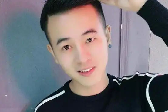 这些歌在短视频平台上常备作为背景音乐,小阿枫也因为翻唱老歌在网络