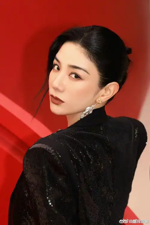 黄奕黑色露腰开衩裙造型##黄奕旋转楼梯摩登大片