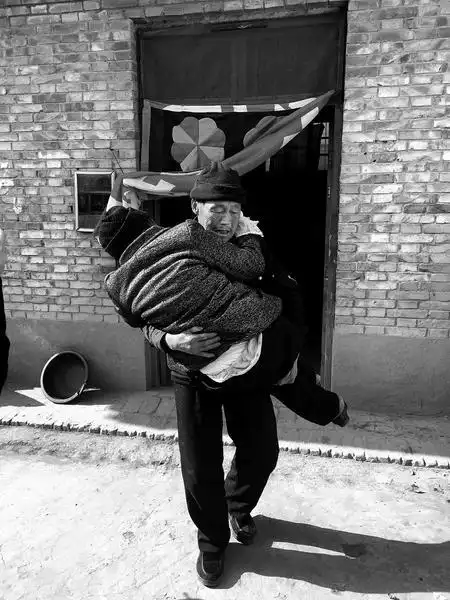 人民网 #温暖中国#【60岁孝子已照顾母亲七年 常抱着母亲晒太阳】