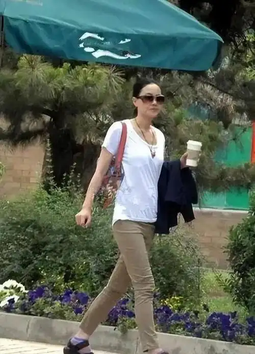 从照片中可以看出,王菲的穿衣风格非常简单,但是却具有一定的时尚感.