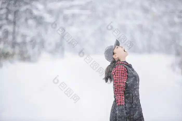 包图网提供精美好看的美女在雪地仰头素材免费下载,本次作品主题是