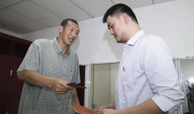 比姚明还高10公分的孙明明与群星合影:陈乔恩到胃,被柳岩误伤