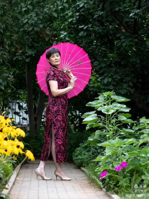 穿上多年未穿过的旗袍也得瑟一下,传承旗袍之美,展示现代中老年人的