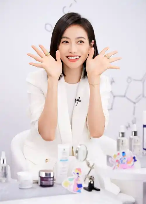 宋茜白色职业套装时尚写真_短发_外套_西装