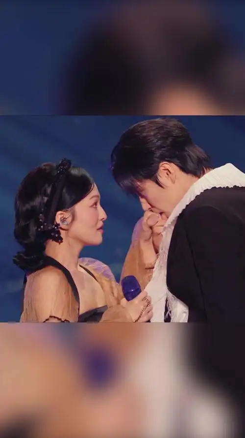 阿云嘎吻张韶涵的手周深的表情就是我的表情