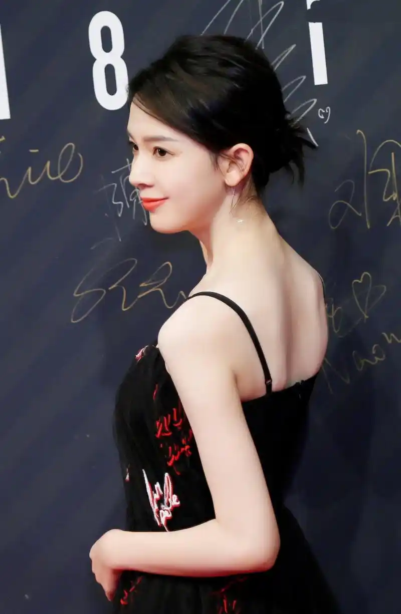 陈瑶一袭吊带深v露背装走红毯气质清纯#明星生图大赏