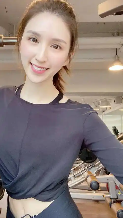 前tvb小花为父还债谱写恋爱,如今内地发展顺利,为忘过去改名_何傲儿