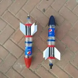 照片集锦描述与说明用废旧塑料瓶制作火箭类别1004001时间2020-02-20