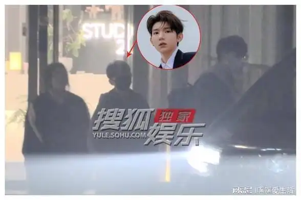 王源录音棚忙工作步伐慢悠悠看上去有点儿疲惫