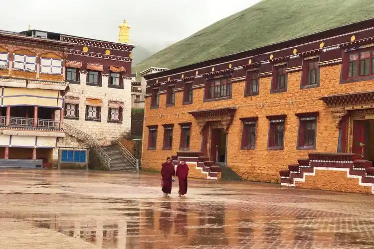 色须寺是甘孜州最大的寺庙群,是石渠最大的藏传佛教格鲁派(黄教)寺院.