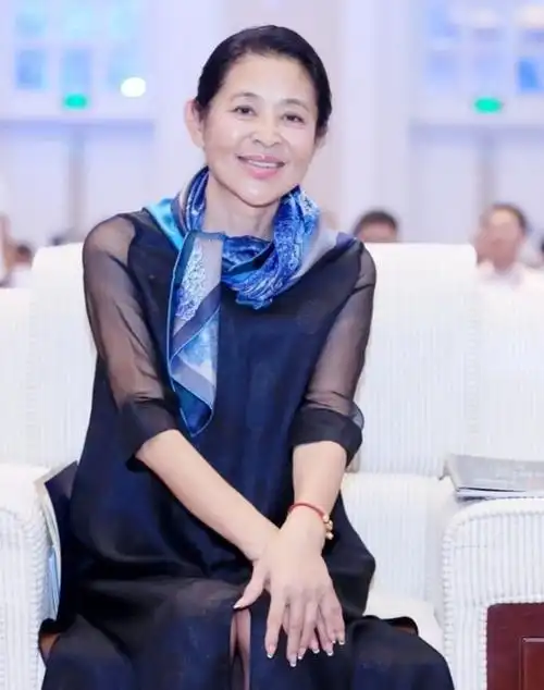 64岁倪萍穿汉服美出新高度青绿色襦裙端庄大气宛如画中人