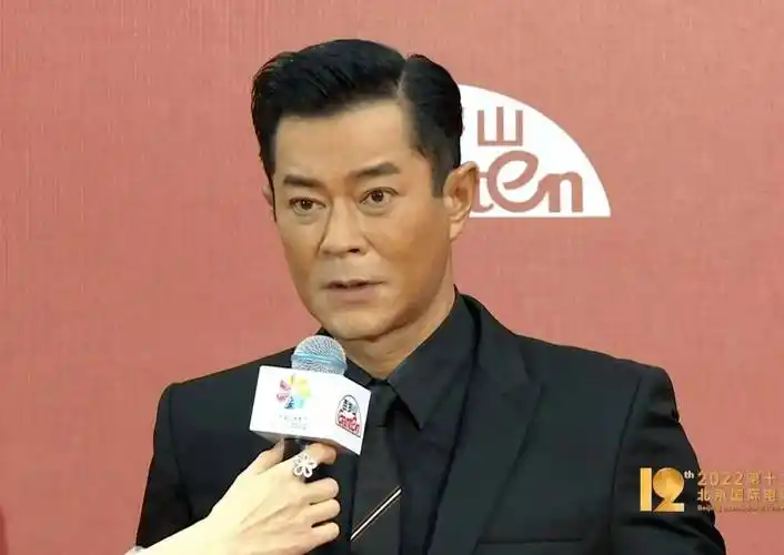 古天乐近照曝光,53岁神颜尽失变"蜡像人"?