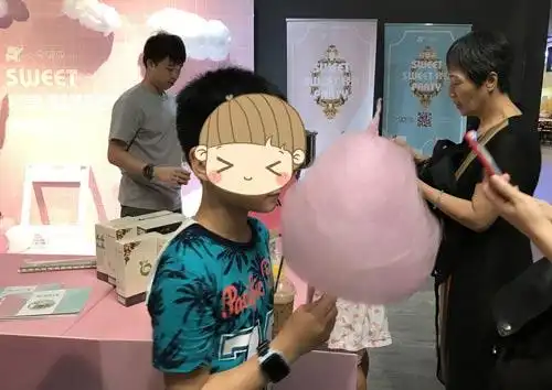 现场还有更引人注目的环节,就是工作人员 现场制作棉花糖