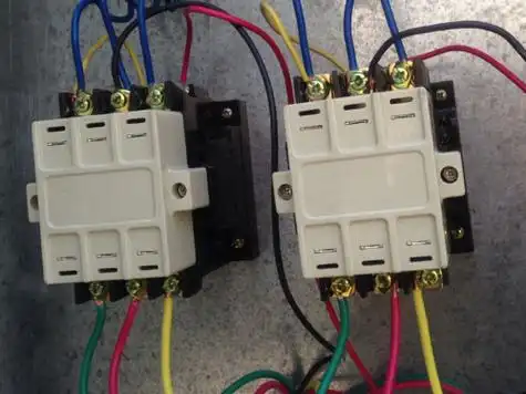 电源和负载的记号,因此实际操作的时候必须保证电线的颜色相互对应