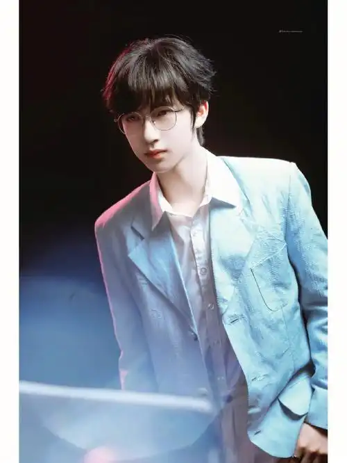 今日份想念以发送#时代少年团贺峻霖  #贺峻霖  #高颜值眼镜