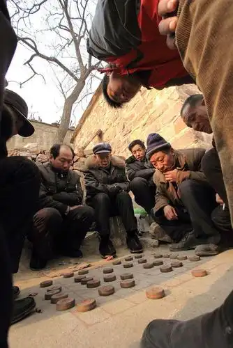 下一页 作品名称: 围观不语  作品描述: 一群围观者看两个人下棋