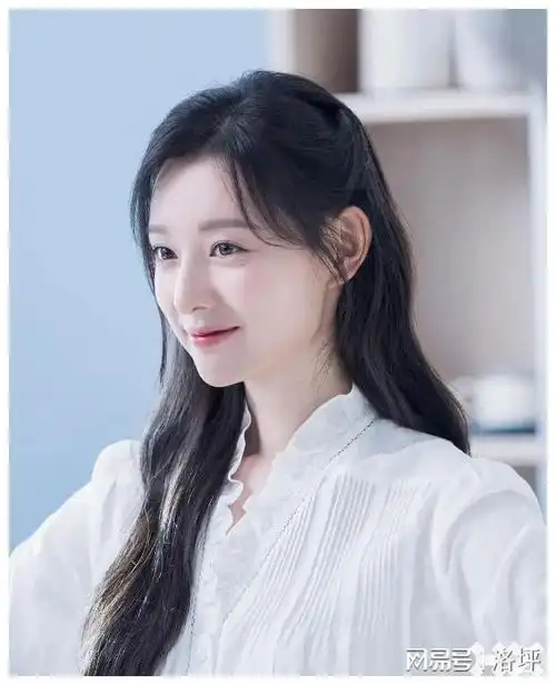 对于金智媛这样的方圆脸来说,合适的发型至关重要.