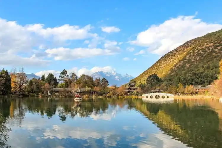 云南丽江古城,雪山倒映在黑龙潭水中,美景太让人治愈了