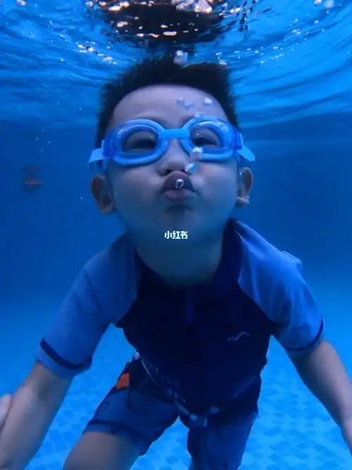 2岁半宝宝的水下世界
