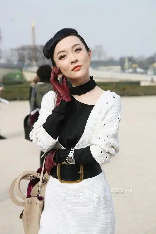 霍思燕出席巴黎时装周 举手投足间尽显高贵气质