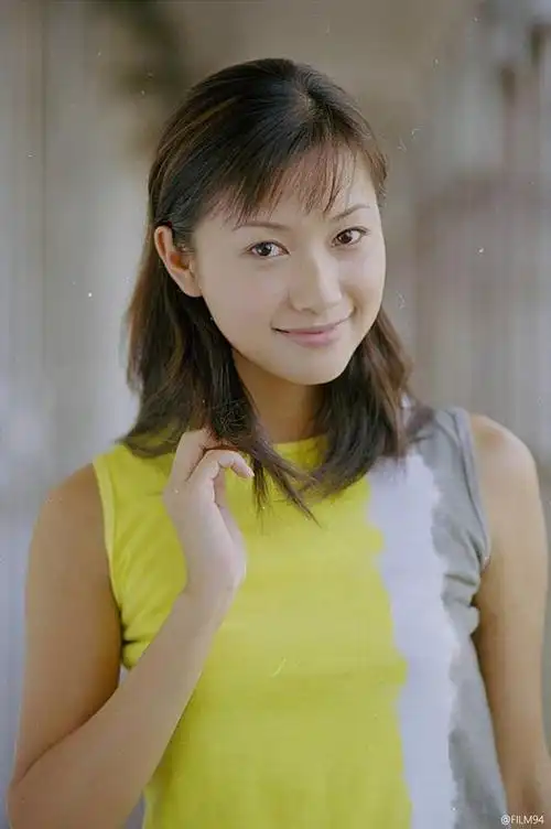 轻盈灵动,那个时候还很年轻,徐静蕾的肤色其实并非很白皙但是眉眼身形