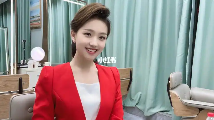 主持人妆发_长发_主持人_时尚_发型