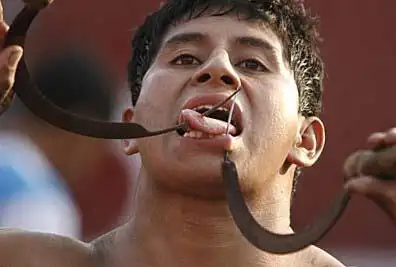 铰剪尖利的刀尖已经穿过他的舌头,其它一个刀尖也已经乐成穿过他的