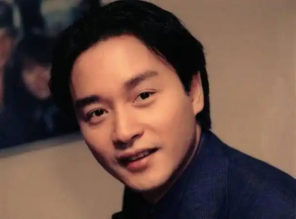 作为"谭张争霸"时代的另一位男主角,中国香港歌手张国荣堪称天王巨星